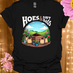 Camiseta de jardinería "Hoes & Dirt Bags" / Diseño de bancales elevados, macetas y jardines florales