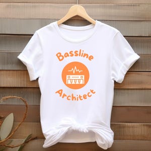 Bass Gitarrist T-Shirt, Bass Synth Musik Tee, Bassgitarrist Geschenk, Unisex Softstyle Shirt, Einzigartige Musiker Bekleidung, Geschenk für DJ, Produzent