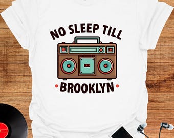 Camiseta "No Sleep Till Brooklyn", camiseta con estampado retro de radiocasete.