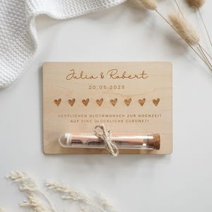 Gepersonaliseerde geldcadeaukaart voor een bruiloft van hout met reageerbuis | Trouwcadeau bruid en bruidegom | Gegraveerde kaart met geldcadeau en hartjes