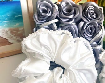 Coletero de satén blanco marfil con forma de pera