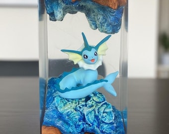 Lampada in resina Va.poreo.n – Luce notturna Pokemon dell'oceano profondo, Diorama acquatico fatto a mano, Arte in resina Eeveelution, Decorazione da scrivania estetica del mare blu