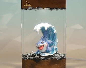 Adorabile statuetta in resina a forma di blocco raffigurante lo squalo Stitch e l'oceano - Decorazione diorama a onde fatta a mano / Regalo unico per i fan di Lilo e Stitch
