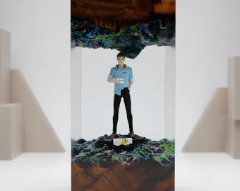 Arte unica di diorama in legno e resina – Scena con figure in miniatura / Decorazione da scrivania con paesaggio in resina epossidica realizzata a mano, regalo per lui