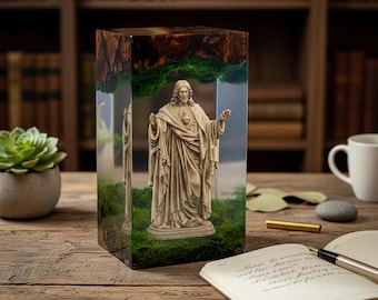 Scultura in resina del Sacro Cuore di Gesù, terrario unico con muschio, decorazione cristiana, regalo spirituale per la casa, statua religiosa da conservare.
