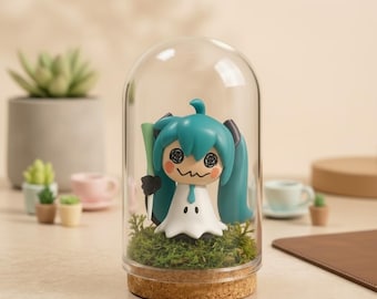Simpatico terrario con statuetta di Ha.ts.une Mi.ku Mi.mi.k.yu in vetro, decorazione da scrivania anime, regalo per fan di V.oc.al.oid, oggetto da collezione in vetro.