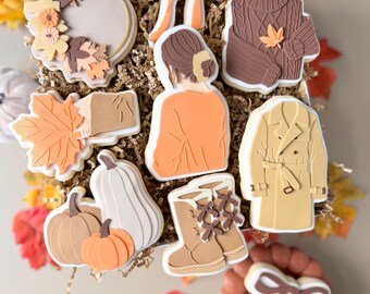 Danis Drip Herbst / Autumn – Cookie Cutter & Stempel Kürbis 3er, Pullover mit Blatt, Trenchcoat, Herbstkranz, Herbstmädchen, Boots, Hand mit