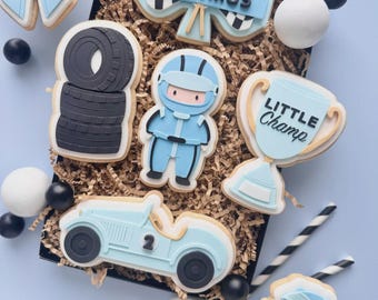 Danis Drip - Fast One – Cookie Cutter & Stempel (STL) Kindergeburtstag Rennfahrer junge Rennreifen Rennwagen Rennpokal Zielflagge Rennbär