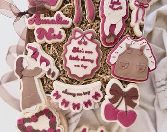 Cherry on Top Kollektion –Cookie Cutter & Stempel Herz-Kirsch-Torte (Baby Haarband, Latzkleid, Bilderrahmen mit SchleifeLuftballon Kirschen)