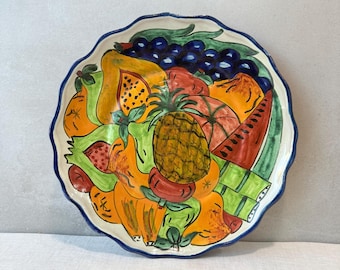 Plato de pared de cerámica mexicana vintage de 28 cm (11 pulgadas), pintado a mano con motivos frutales y borde festoneado.