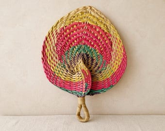 Abanico de mano de palma tejido a mano vintage, colorido, arte popular.