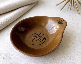 Ciotola in ceramica da studio in stile Mid-Century Modern, marrone, con manico, firmata GK.