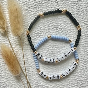 BE THE LIGHT Pulsera elástica, pulsera de cuentas de semillas/letras acrílicas/bolas de oro, pulsera elástica con cuentas, pulsera de apilamiento
