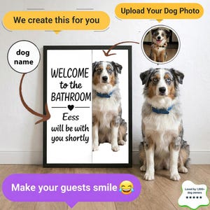 Puede incluir: Un cuadro enmarcado con una foto de un perro y el texto "WELCOME to the BATHROOM" y "Eess will be with you shortly". El perro tiene ojos azules y un collar azul. También incluye el texto "Make your guests smile".