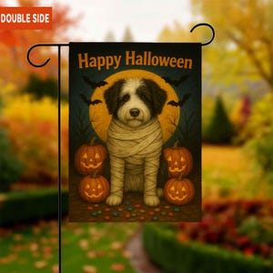 Sheepadoodle Happy Halloween trädgårdsflagga, hundträdgårdskonstskylt, hundspökebanderoll, Halloweenhundskyltdekor, pumpafladdermus, present - för trädgårdsmästare