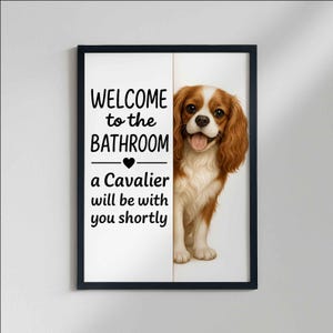 Poster de salle de bains Cavalier King Charles Spaniel | bienvenue dans la salle de bain | Impression d'art chien | Chien dans les toilettes | Art déco murale | Cadeau pour amoureux des chiens image 4