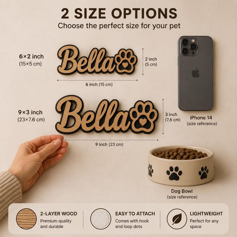 Pu&ograve; includere: Due targhe in legno personalizzate con il nome Bella e un'impronta di zampa. La piccola misura 15x5 cm e la grande 23x7,6 cm. Include il testo 2 SIZE OPTIONS, un iPhone 14 e una ciotola per cani come riferimento, e icone di legno e montaggio.