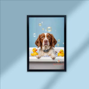 Pôster de parede com arte engraçada de um Spaniel Britânico para banheiro, decoração de cachorro fofo na banheira com patinhos de borracha | Pôster de animal de estimação brincalhão para amantes de cães