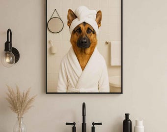 Puede incluir: Impresión enmarcada de un perro pastor alemán con una bata blanca y una toalla, en un baño. La imagen incluye un espejo, un toallero y un lavabo. El perro es el foco central de la obra.