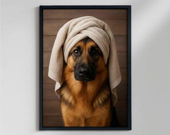 Puede incluir: Impresión enmarcada de un perro pastor alemán con una toalla beige envuelta alrededor de la cabeza. El perro tiene pelaje negro y marrón y mira directamente al espectador. El fondo es un panel de madera.