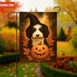 Sheepadoodle Halloween trädgårdsflagga, hundträdgårdskonstskylt, häxhatt och pumpabanner, söt Sheepadoodle höstutomhusdekoration, present till trädgårdsmästare