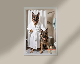 Puede incluir: Una impresión enmarcada con dos pastores alemanes en un baño. Un perro lleva una bata blanca y está de pie, el otro está sentado. El baño incluye una ducha, una bañera y un toallero. La impresión tiene un borde beige claro.