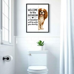 Poster de salle de bains Cavalier King Charles Spaniel | bienvenue dans la salle de bain | Impression d'art chien | Chien dans les toilettes | Art déco murale | Cadeau pour amoureux des chiens image 5