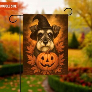 Puede incluir: Bandera de jardín de doble cara con un perro Schnauzer con un sombrero de bruja, rodeado de hojas de otoño y una calabaza tallada. La bandera tiene las palabras "DOUBLE SIDE" en la esquina superior izquierda.