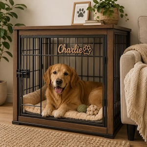 Pu&ograve; includere: Una cuccia per cani in legno con finitura marrone scuro e pannelli in filo metallico nero. La parte anteriore presenta una targhetta in legno con il nome Charlie e un'icona a forma di zampa. Un golden retriever riposa su un cuscino beige.