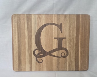 Personalisiertes Charcuterie-Brett aus weißer Eiche | Benutzerdefinierte Monogramm Käsebrett | Hochzeitsgeschenk | Einweihungsparty Geschenk | Handgemachtes Servierbrett