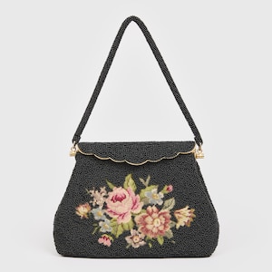 Französische 1950er Vintage schwarze Perlen Handtasche mit Petit Point gestickten Blumen