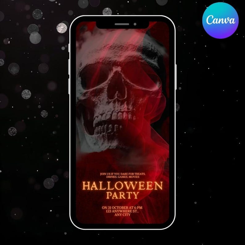 Puede incluir: Un tel&eacute;fono inteligente muestra una invitaci&oacute;n a una fiesta de Halloween. El dise&ntilde;o presenta un gr&aacute;fico de calavera te&ntilde;ida de rojo con el texto "Halloween Party" en naranja. El texto adicional incluye detalles del evento: fecha, hora y lugar. El logotipo de Canva est&aacute; en la esquina superior derecha.