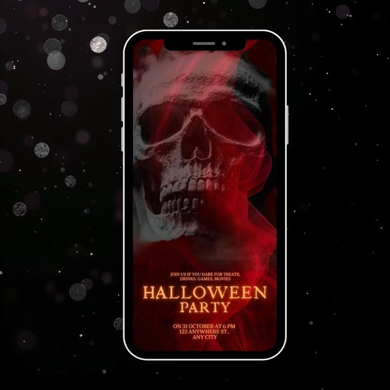 Puede incluir: Un tel&eacute;fono inteligente muestra una invitaci&oacute;n a una fiesta de Halloween. El dise&ntilde;o presenta un gr&aacute;fico de calavera roja y gris con las palabras "Halloween Party" en naranja. La invitaci&oacute;n incluye la fecha, la hora y el lugar.