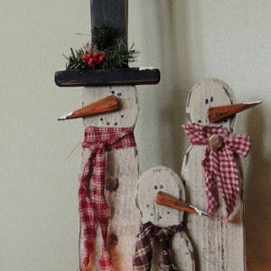Decorazione per porta d'ingresso rustica in legno a tema famiglia di neve (modello digitale).
