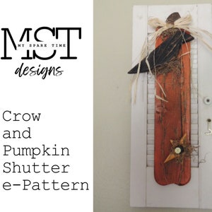 Può includere: Un modello di fai-da-te per un'anta con un corvo e una zucca. Il modello è di "MST My Spare Time Designs". L'immagine mostra un progetto finito con un'anta dipinta di bianco, un corvo marrone e un pannello color zucca.