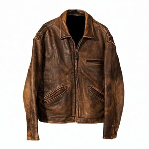 Puede incluir: Chaqueta de cuero marr&oacute;n desgastado con cremallera, cuello y m&uacute;ltiples bolsillos. La chaqueta tiene un aspecto desgastado y vintage, con desgaste visible en el cuero. La chaqueta se muestra sobre un fondo blanco.