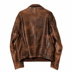 Puede incluir: Chaqueta de cuero marr&oacute;n con acabado envejecido. La chaqueta tiene cuello cl&aacute;sico, cierre de cremallera y cintur&oacute;n en la cintura. La chaqueta tiene un aspecto vintage.
