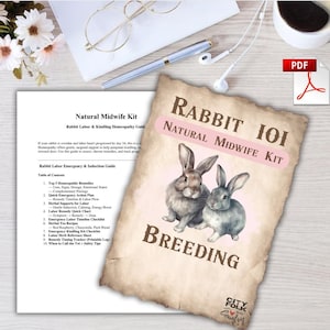Puede incluir: Una guía impresa titulada "Rabbit 101 Natural Midwife Kit" con ilustraciones de dos conejos. La guía incluye información sobre el parto de conejos, planes de acción de emergencia y remedios herbales. Un icono PDF es visible en la esquina superior derecha.