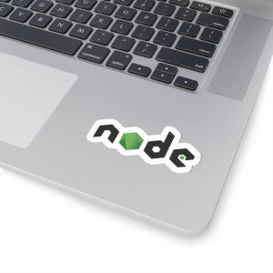 Pode incluir: Um autocolante branco com a palavra "node" em preto, com uma forma geométrica verde a substituir o "o". O autocolante está num portátil prateado.