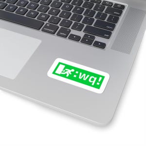 Könnte beinhalten: Ein rechteckiger Aufkleber mit grünem und weißem Design ist auf einem Laptop angebracht. Der Aufkleber zeigt eine grüne Grafik einer Person, die durch eine Tür rennt, mit dem Text ":wq!" in Weiß.