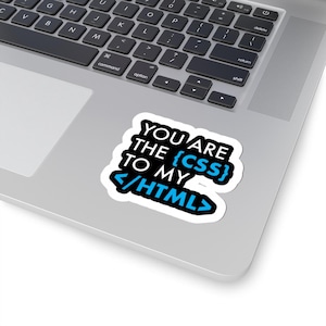 Peut inclure: Un autocollant blanc avec du texte noir qui dit "YOU ARE THE {CSS} TO MY </HTML>" dans une police ludique. Les mots "CSS" et "HTML" sont en bleu. L'autocollant est sur un ordinateur portable.