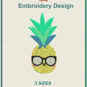 Puede incluir: Un diseño de bordado con una piña amarilla con gafas y una parte superior de hojas verdes y azules. El diseño incluye el texto "Embroidery Design" y "3 SIZES". El diseño está en un borde verde azulado.