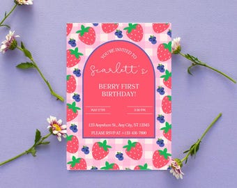 Può includere: Un invito con motivo a quadri vichy rosa e bianco con un arco rosso e il testo "You're invited to Scarlett's Berry First Birthday!" L'invito ha un motivo a fragole e mirtilli. La data è il 27 maggio e l'ora è 15:30. L'indirizzo è 123 Anywhere St., Arry City, ST 12345. Il numero di RSVP è +123-456-7890.
