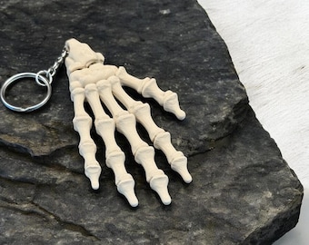 Skeleton Hand Keychain – 3D Printed Bone Pendant – Halloween Gift – Movable Fossil I Pets3D I