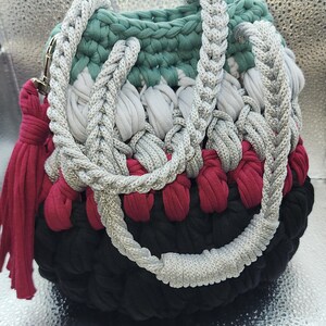 Bolso de cuerda multicolor tejido a crochet