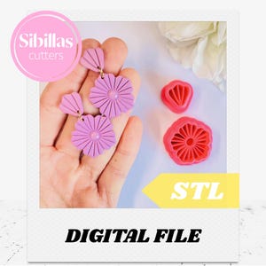 Puede incluir: Pendientes de margarita lavanda y dos cortadores rojos con forma de flor. La imagen incluye el texto "Sibillas cutters", "STL" y "DIGITAL FILE". Los pendientes y los cortadores se muestran sobre un fondo blanco.