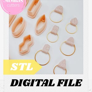 Puede incluir: Una colección de cortadores de galletas de plástico rosa en varias formas, junto con pendientes de aro dorados con tapas texturizadas rosas. La imagen incluye el texto "Sibillas cutters", "STL" y "DIGITAL FILE".