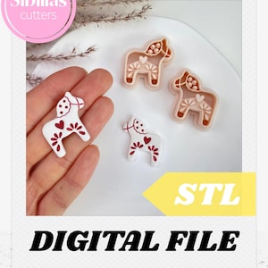 May include: Image of cookie cutters in the shape of Dala horses, with heart and floral designs. One is white with red details, and three are tan. The image includes the text "DIGITAL FILE" and "STL". The logo "Sibillas cutters" is in the upper left corner.