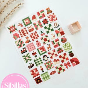 Peut inclure: Une feuille de papier rectangulaire présentant une grille de petites illustrations sur le thème des fêtes, incluant un bonhomme de neige, un ours en peluche, un renard, un renne, un pingouin, un casse-noisette, une cheminée et des motifs géométriques rouges, verts et blancs.