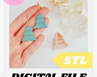 Peut inclure: Boucles d'oreilles sapin de Noël turquoise avec crochets dorés, à côté d'un emporte-pièce assorti en forme de sapin. L'image comprend le texte "Sibillas cutters", "STL" et "DIGITAL FILE".